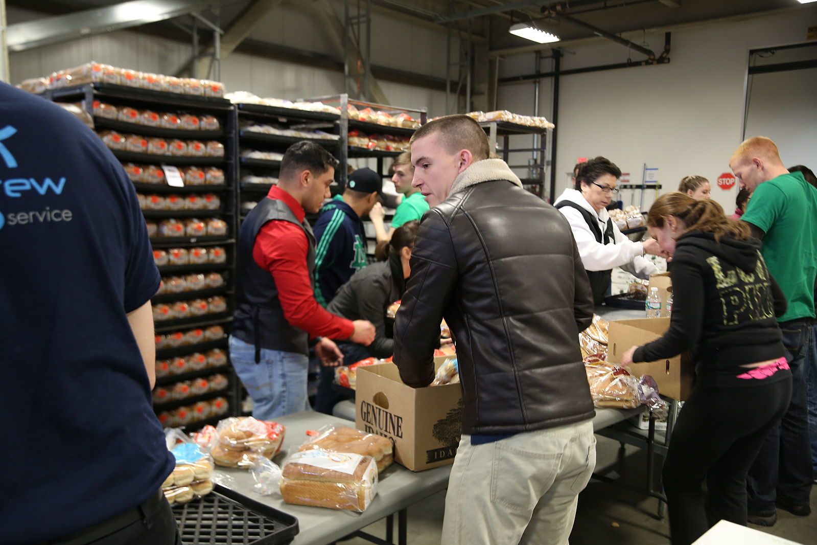 1599px Marines Volunteer at Food Bank 15031